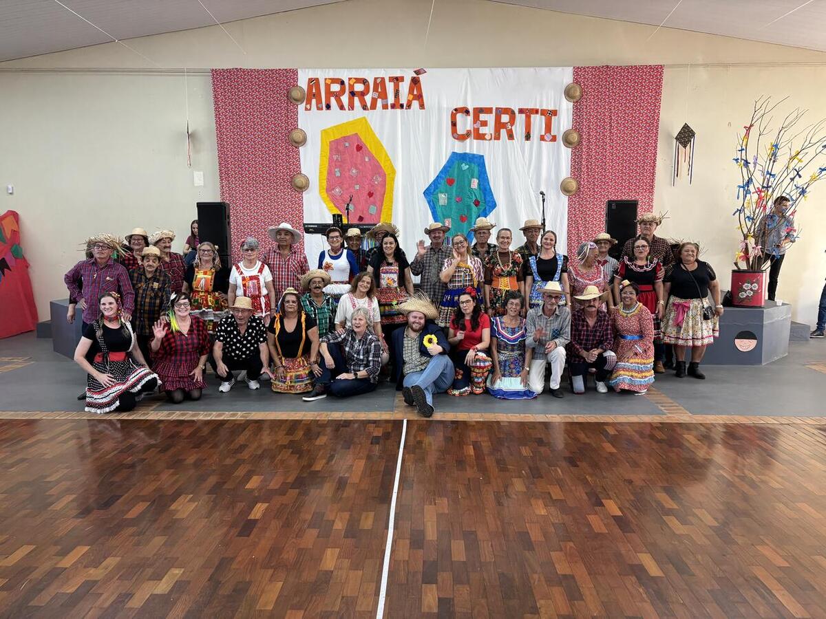 Evento junino contou com comidas típicas, dança de quadrilha e baile na última quarta-feira (3)