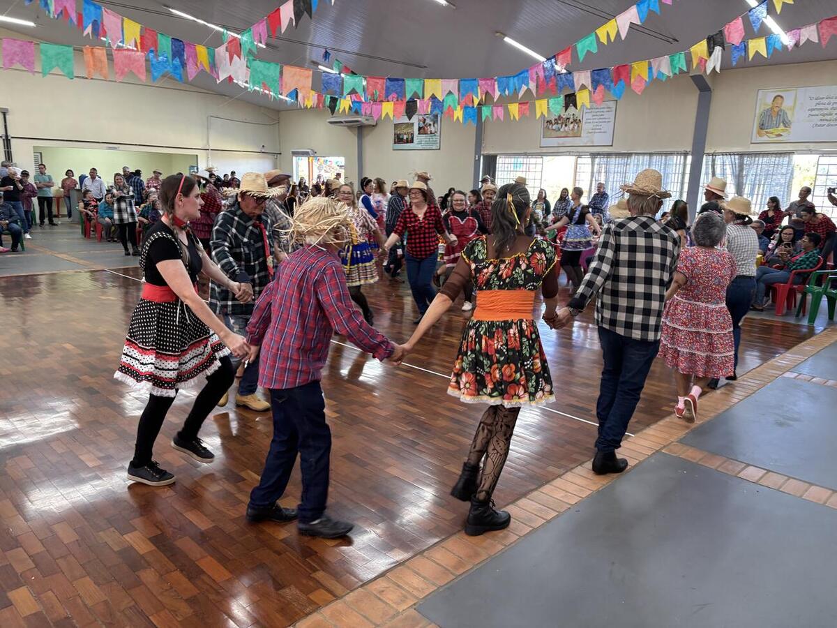 Evento junino contou com comidas típicas, dança de quadrilha e baile na última quarta-feira (3)