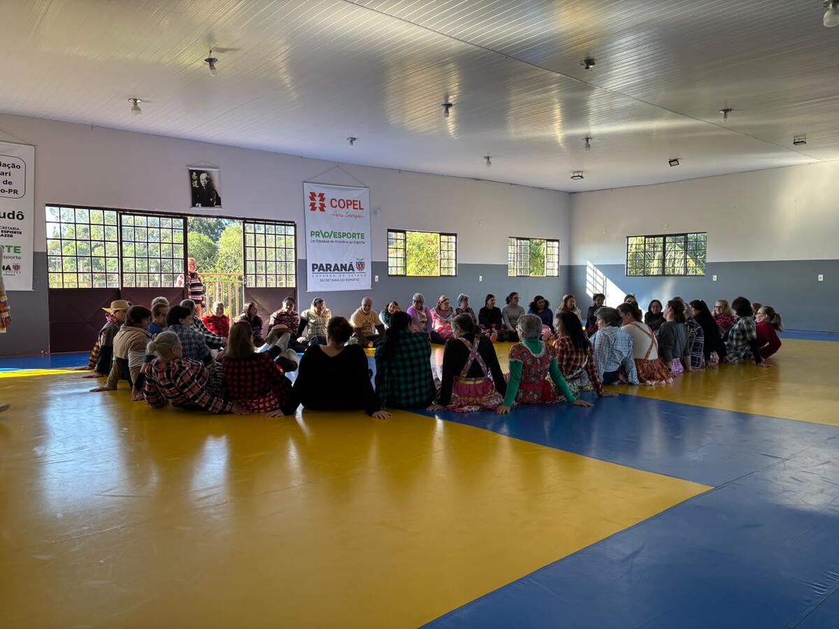 Na última quinta-feira (25) a Secretaria de Esportes realizou uma festa junina durante aula de pilates para proporcionar um momento especial aos participantes 