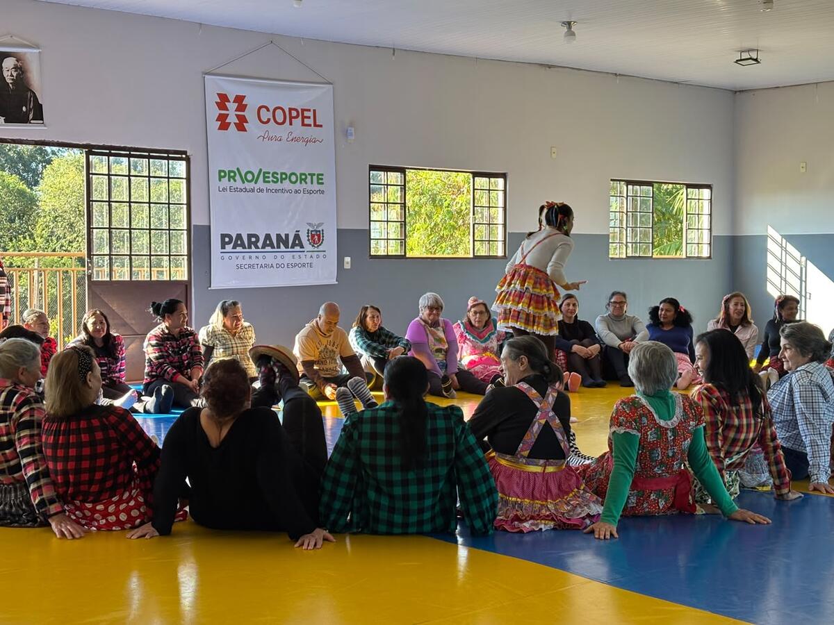Na última quinta-feira (25) a Secretaria de Esportes realizou uma festa junina durante aula de pilates para proporcionar um momento especial aos participantes 