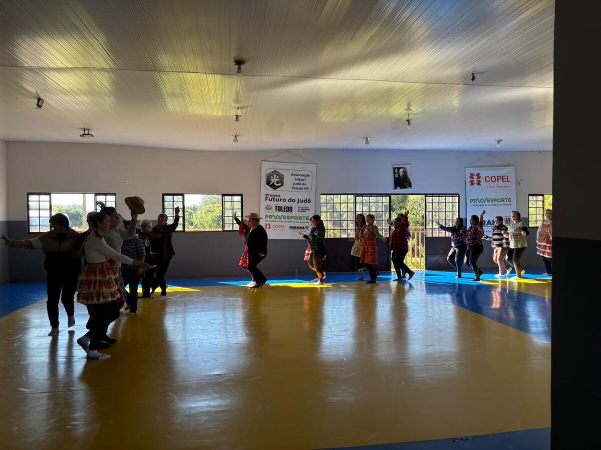 Na última quinta-feira (25) a Secretaria de Esportes realizou uma festa junina durante aula de pilates para proporcionar um momento especial aos participantes 