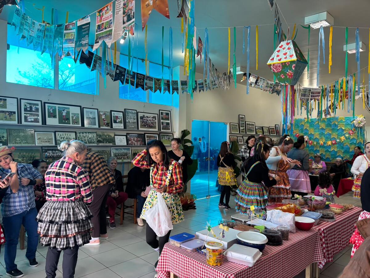 Na última quinta-feira (25) a Secretaria de Esportes realizou uma festa junina durante aula de pilates para proporcionar um momento especial aos participantes 