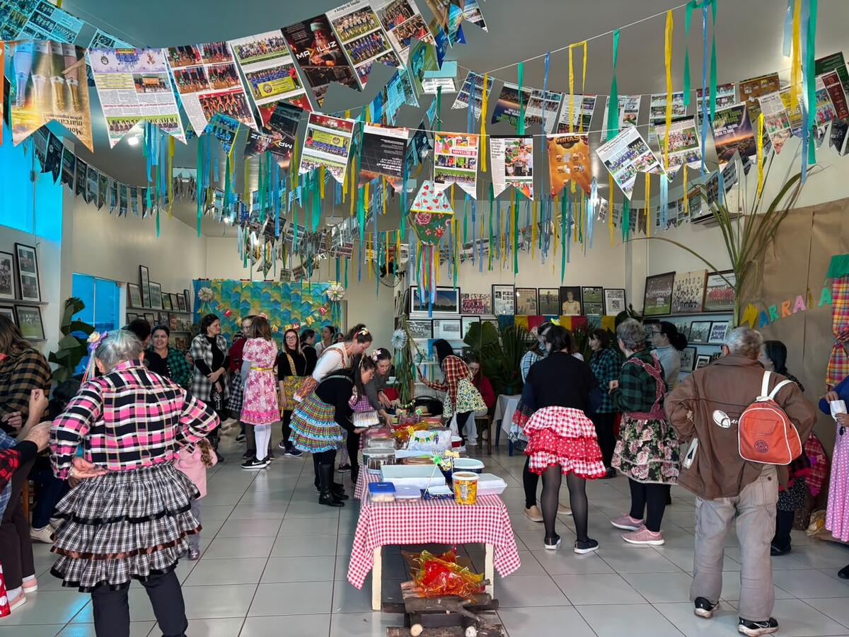 Na última quinta-feira (25) a Secretaria de Esportes realizou uma festa junina durante aula de pilates para proporcionar um momento especial aos participantes 