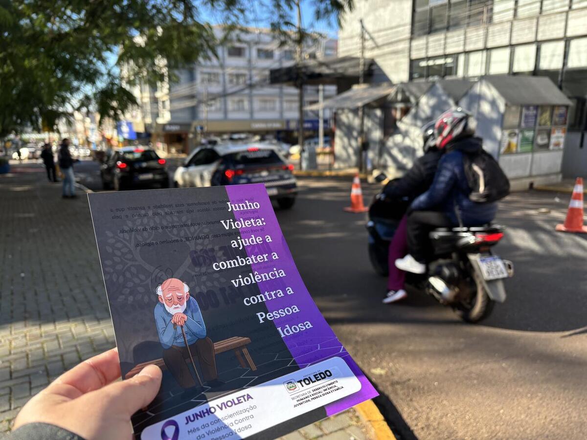 Uma blitz educativa realizada na Praça Willy Barth alertou diversos motoristas de Toledo sobre a campanha Junho Violeta e os canais de denúncia