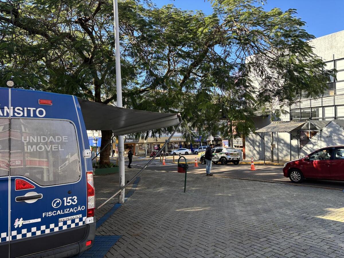 Uma blitz educativa realizada na Praça Willy Barth alertou diversos motoristas de Toledo sobre a campanha Junho Violeta e os canais de denúncia