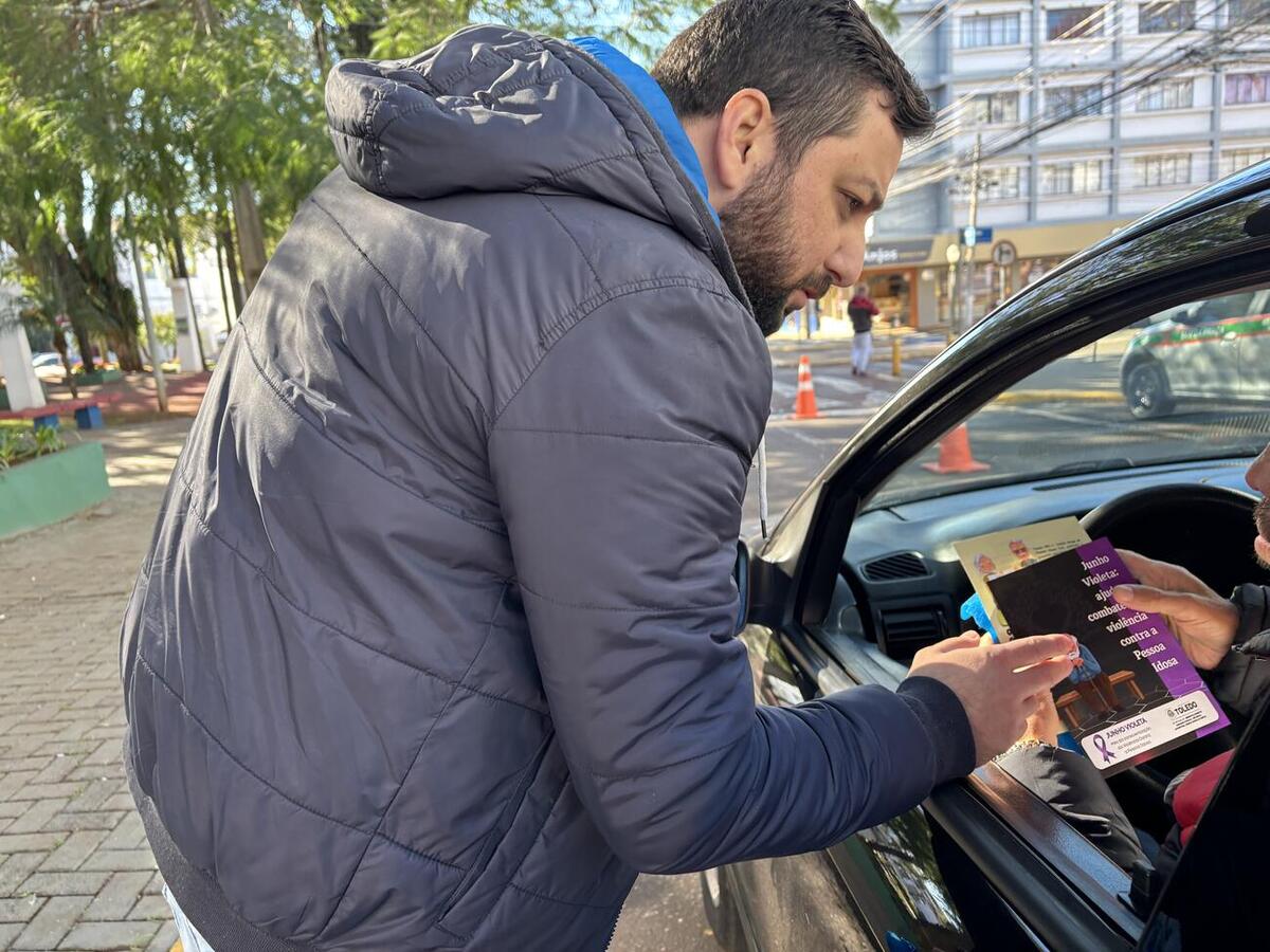 Uma blitz educativa realizada na Praça Willy Barth alertou diversos motoristas de Toledo sobre a campanha Junho Violeta e os canais de denúncia