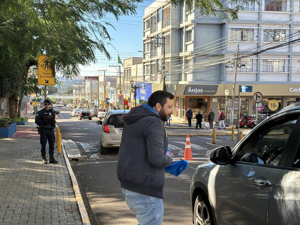 Uma blitz educativa realizada na Praça Willy Barth alertou diversos motoristas de Toledo sobre a campanha Junho Violeta e os canais de denúncia