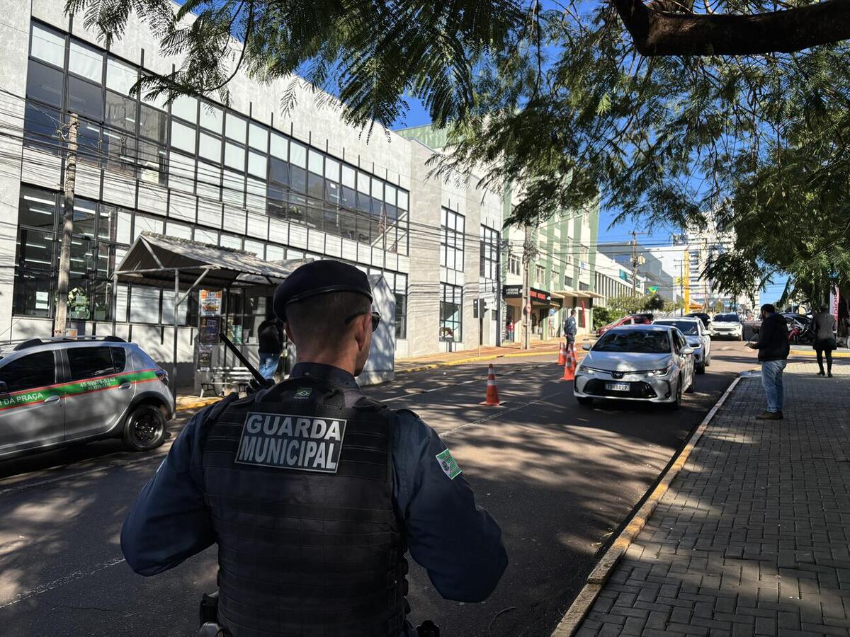 Uma blitz educativa realizada na Praça Willy Barth alertou diversos motoristas de Toledo sobre a campanha Junho Violeta e os canais de denúncia