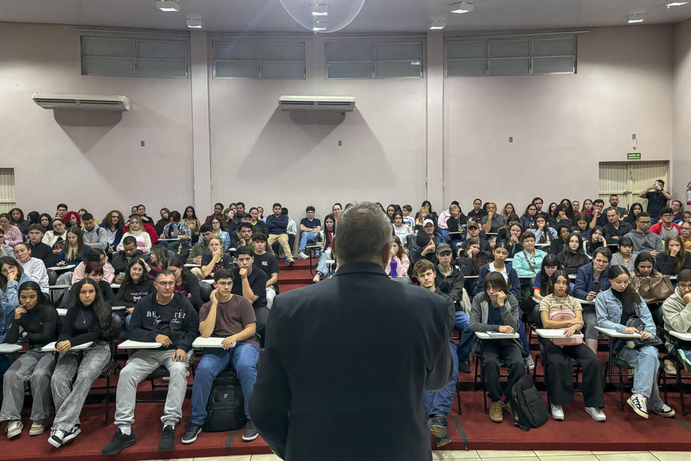 Aulas seguem até novembro com material online gratuito e possibilidade de ingresso de novos estudantes ao longo do ano