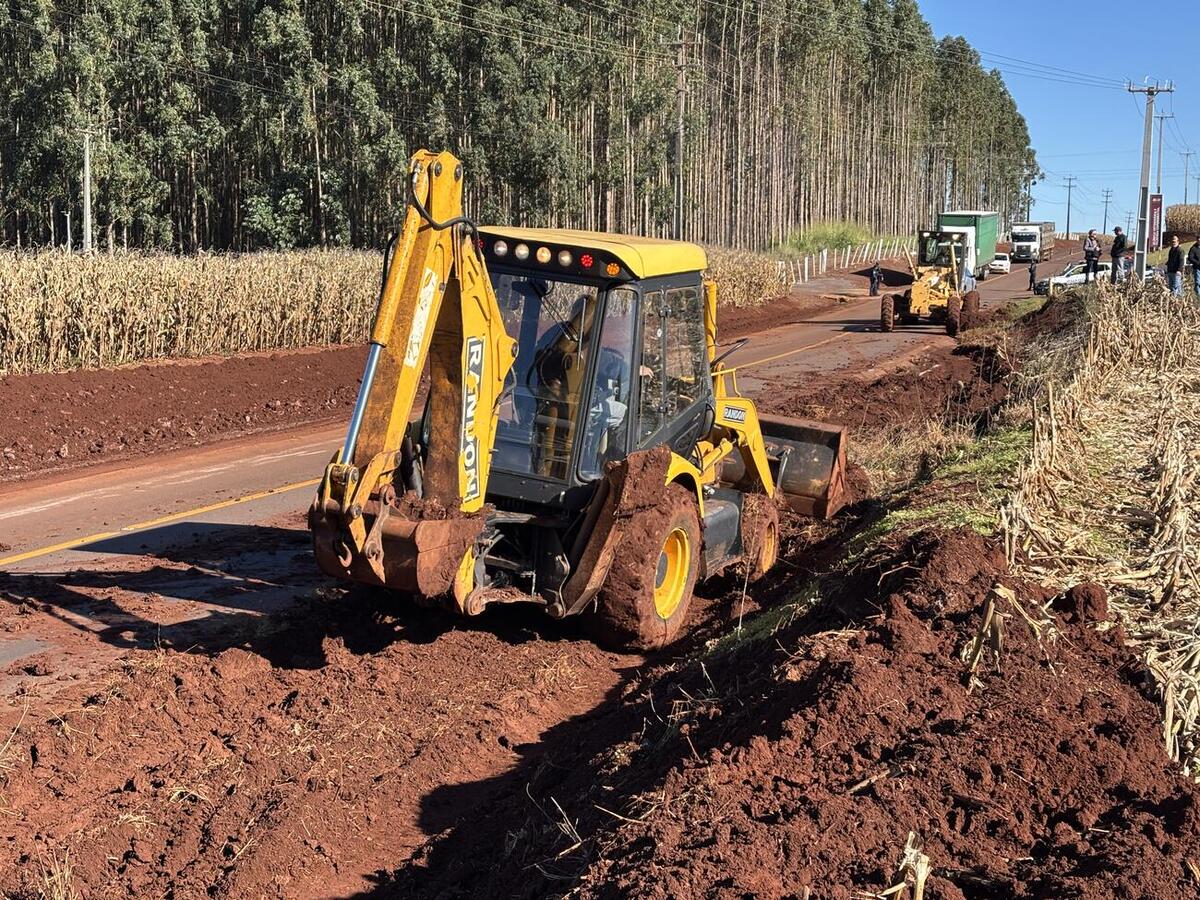 Serviços incluem limpeza de canaletas e desobstrução de bueiros; trabalhos devem seguir pelos próximos 60 dias