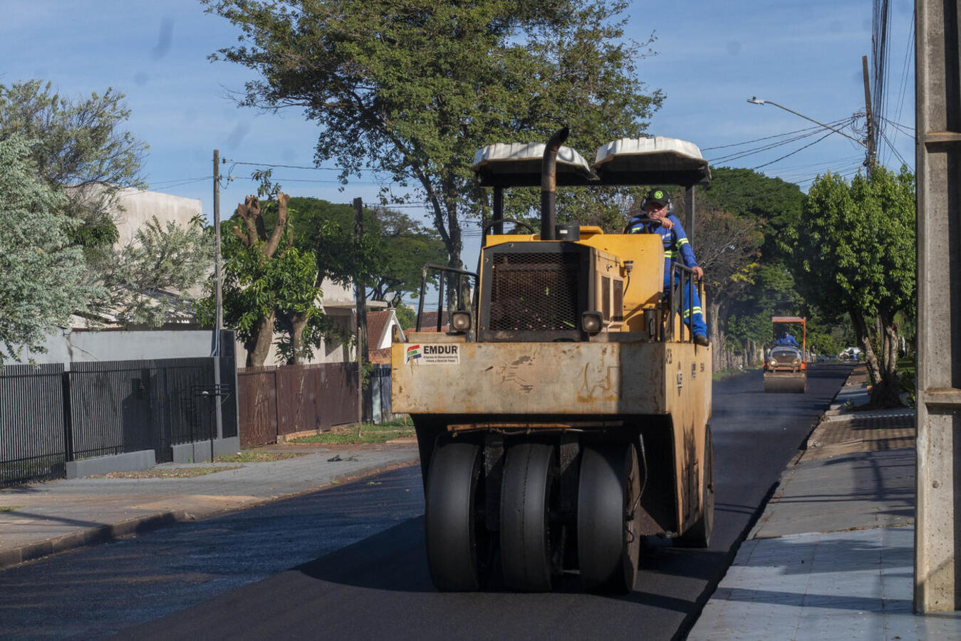 Previsto em contrato com valor de R$ 2.255.676,51, serviço executado pela Emdur teve início nesta semana e contemplará trechos de oito vias, um total de 27,2 mil m²