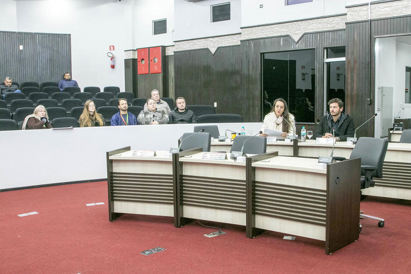 Equipe da Secretaria expôs, na manhã desta quarta (24), no Plenário da Câmara de Vereadores, dados sobre a execução físico-orçamentária do 1º quadrimestre de 2026