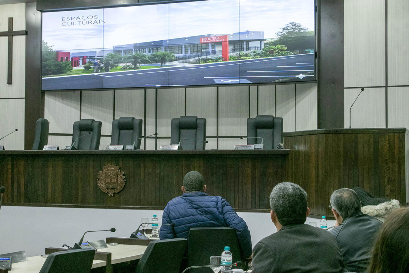 Equipe da Secretaria expôs, na manhã desta quarta (24), no Plenário da Câmara de Vereadores, dados sobre a execução físico-orçamentária do 1º quadrimestre de 2026