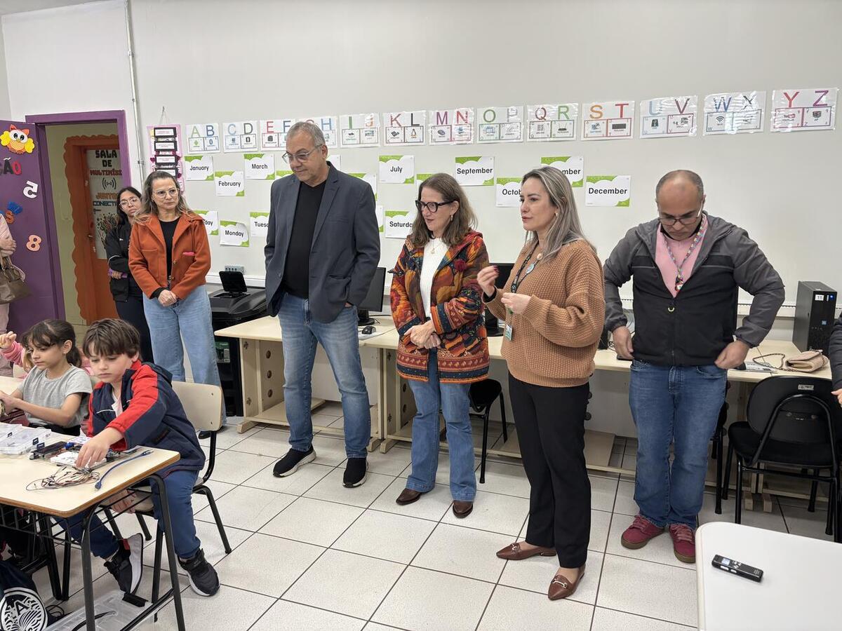 Projeto desenvolvido em parceria com UEM e Unioeste envolve alunos do Clube de Ciências Mentes Curiosas na construção de protótipos de energia fotovoltaica