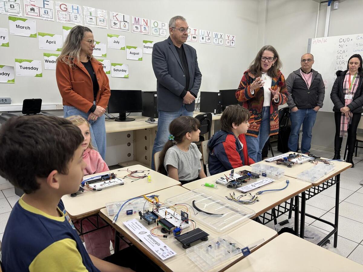 Projeto desenvolvido em parceria com UEM e Unioeste envolve alunos do Clube de Ciências Mentes Curiosas na construção de protótipos de energia fotovoltaica