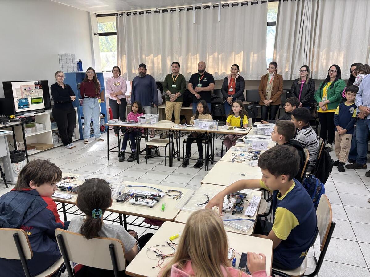 Projeto desenvolvido em parceria com UEM e Unioeste envolve alunos do Clube de Ciências Mentes Curiosas na construção de protótipos de energia fotovoltaica