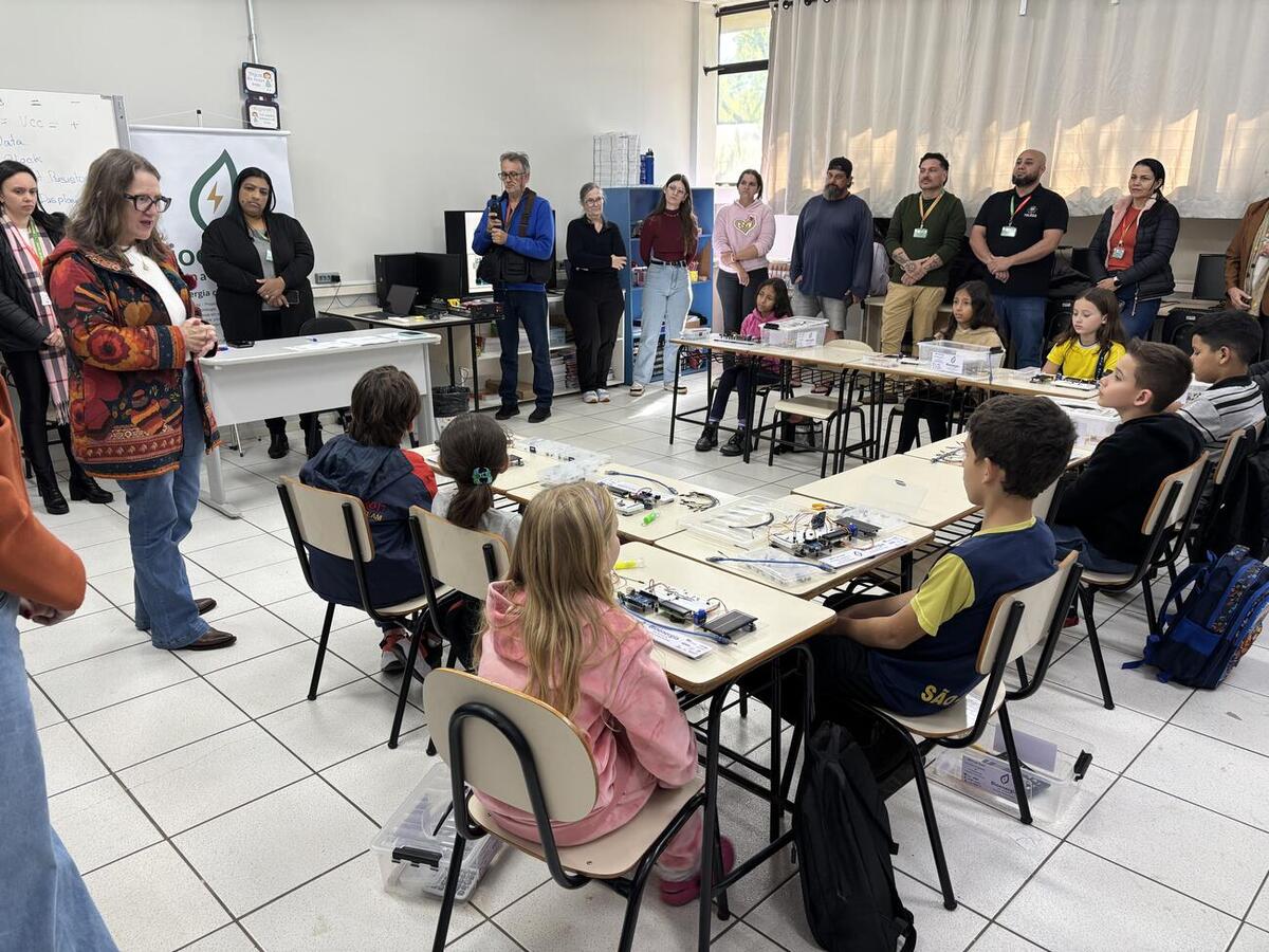 Projeto desenvolvido em parceria com UEM e Unioeste envolve alunos do Clube de Ciências Mentes Curiosas na construção de protótipos de energia fotovoltaica