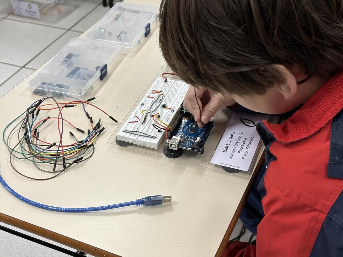 Projeto desenvolvido em parceria com UEM e Unioeste envolve alunos do Clube de Ciências Mentes Curiosas na construção de protótipos de energia fotovoltaica