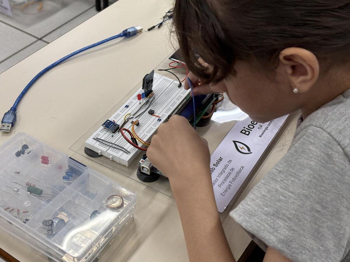 Projeto desenvolvido em parceria com UEM e Unioeste envolve alunos do Clube de Ciências Mentes Curiosas na construção de protótipos de energia fotovoltaica