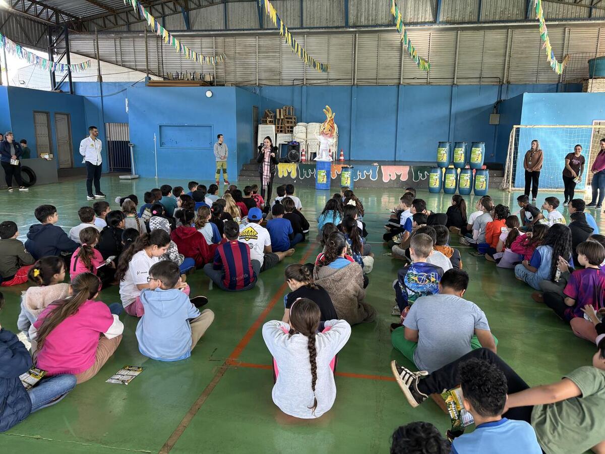 Iniciativa orienta estudantes sobre o descarte correto do óleo de cozinha usado e envolve estabelecimentos de ensino, famílias e toda a comunidade escolar