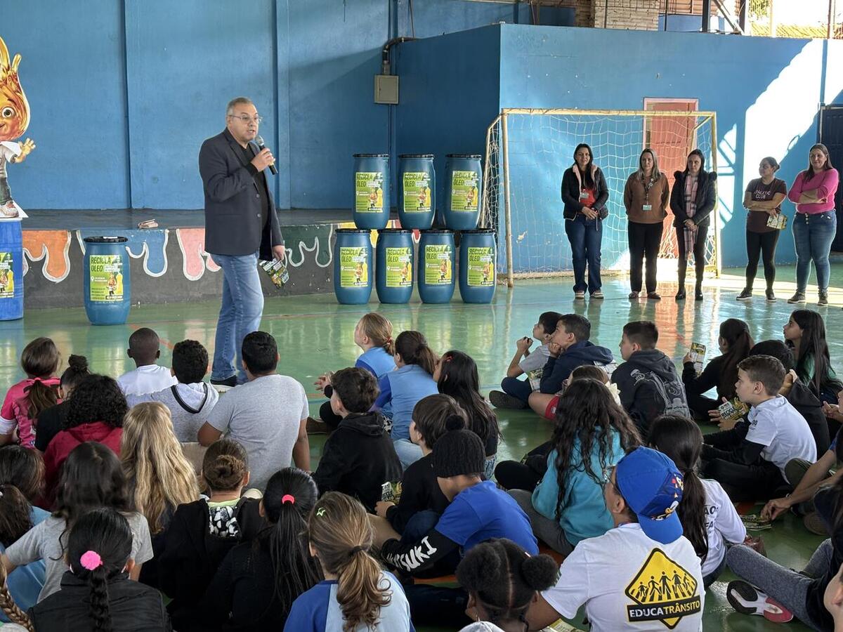 Iniciativa orienta estudantes sobre o descarte correto do óleo de cozinha usado e envolve estabelecimentos de ensino, famílias e toda a comunidade escolar