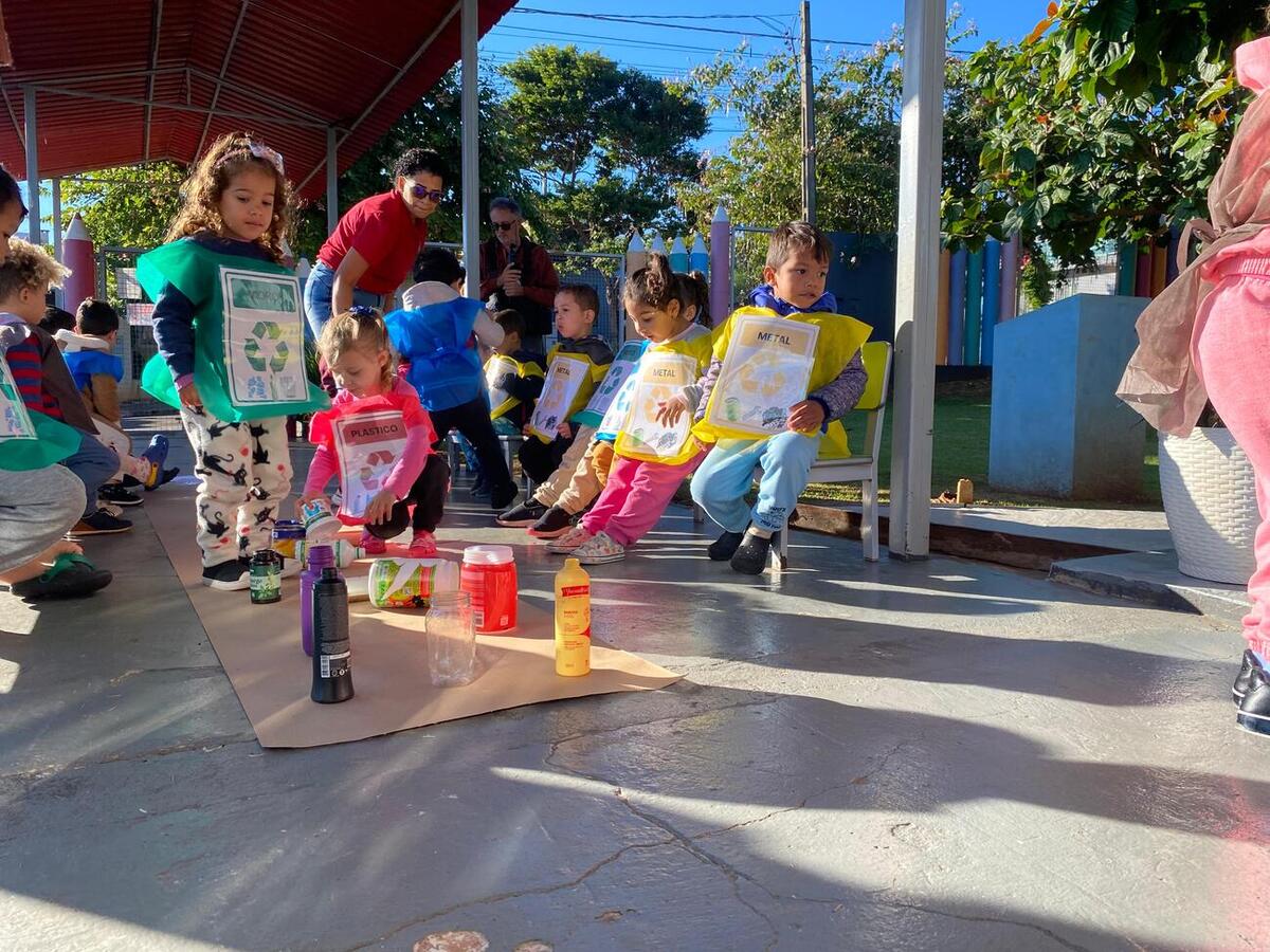 Crianças do Infantil 3 do Centro Municipal de Educação Infantil (Cmei) Professor Everaldo César Adorno Carvalho realizaram uma atividade prática para aprender mais sobre reciclagem