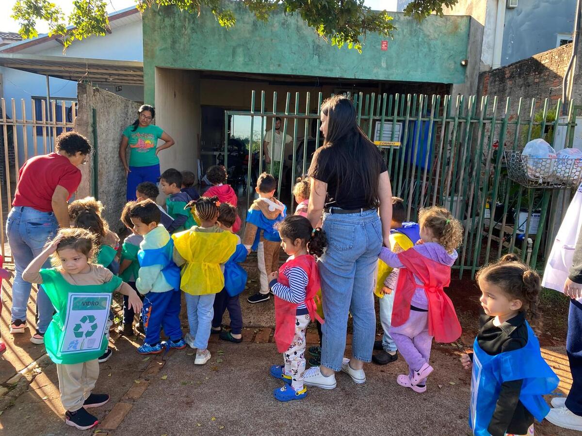 Crianças do Infantil 3 do Centro Municipal de Educação Infantil (Cmei) Professor Everaldo César Adorno Carvalho realizaram uma atividade prática para aprender mais sobre reciclagem