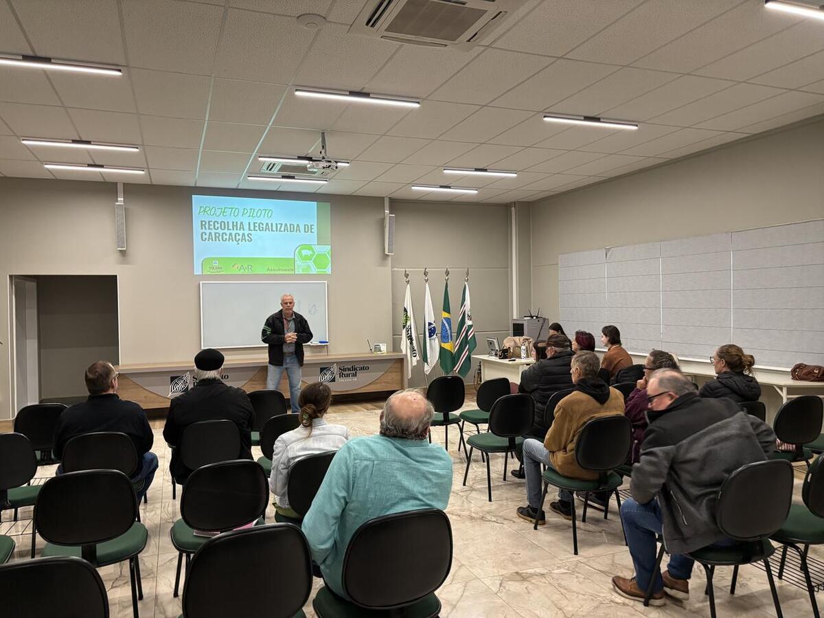 Carcaças de suínos e combate à brucelose e tuberculose em rebanhos bovinos foram temas de evento nesta quarta-feira (10), na sede do Sindicato Rural de Toledo