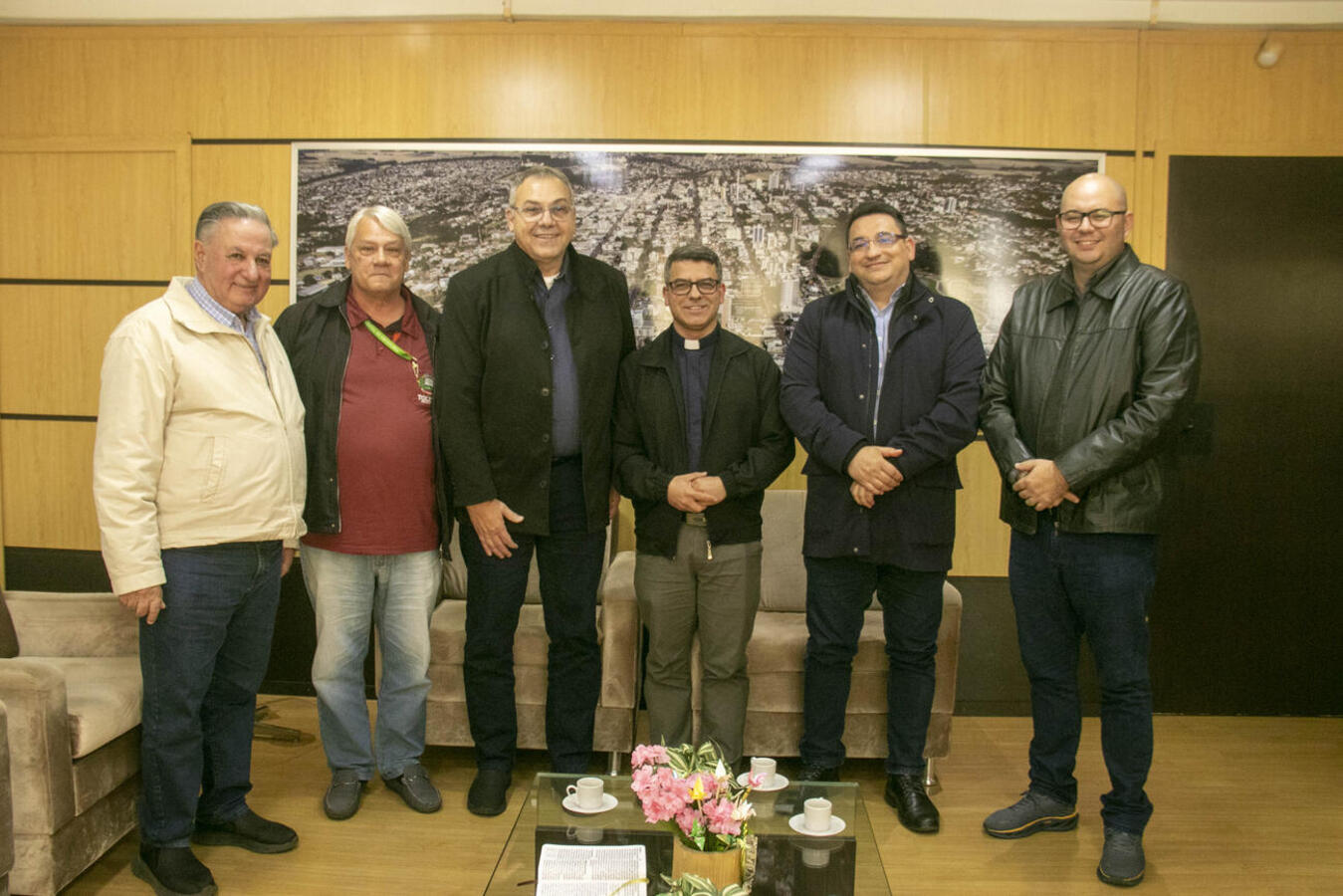Em encontro no Gabinete, na tarde da última sexta (12), padre Juarez chamou Mario Costenaro e equipe para evento que será realizado em 5/7 no Deziré Refosco