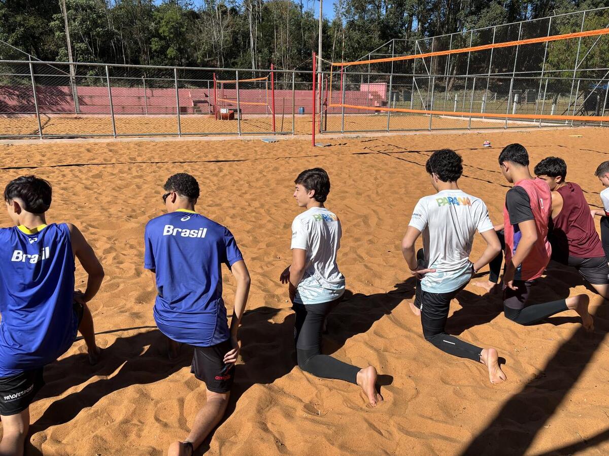 Grupo com 10 atletas utiliza as quadras do Centro Olímpico Arnoldo Bohnen na preparação para o Campeonato Brasileiro de Seleções