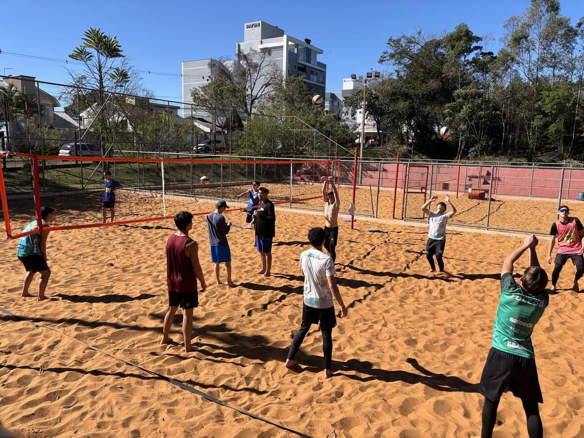 Grupo com 10 atletas utiliza as quadras do Centro Olímpico Arnoldo Bohnen na preparação para o Campeonato Brasileiro de Seleções