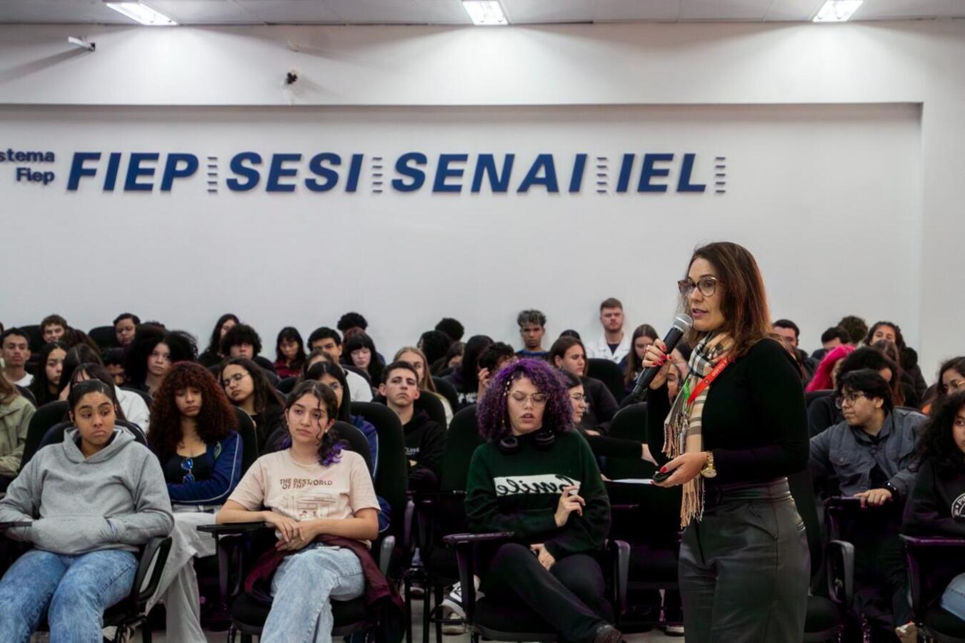 Iniciativa da Uniprati, em parceria com a Polícia Civil e a Secretaria da Mulher, reuniu cerca de 200 adolescentes e jovens no Senai