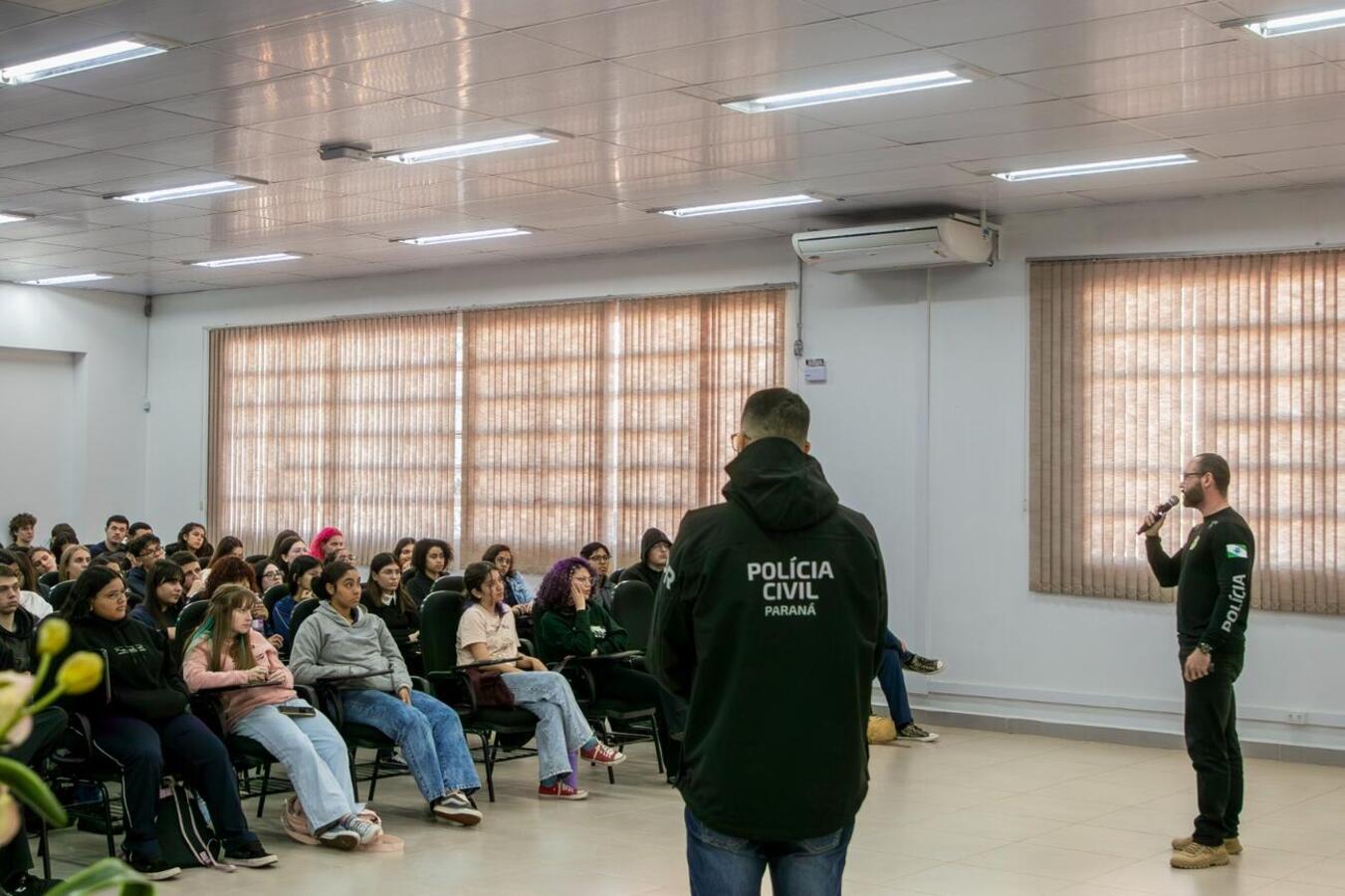 Iniciativa da Uniprati, em parceria com a Polícia Civil e a Secretaria da Mulher, reuniu cerca de 200 adolescentes e jovens no Senai