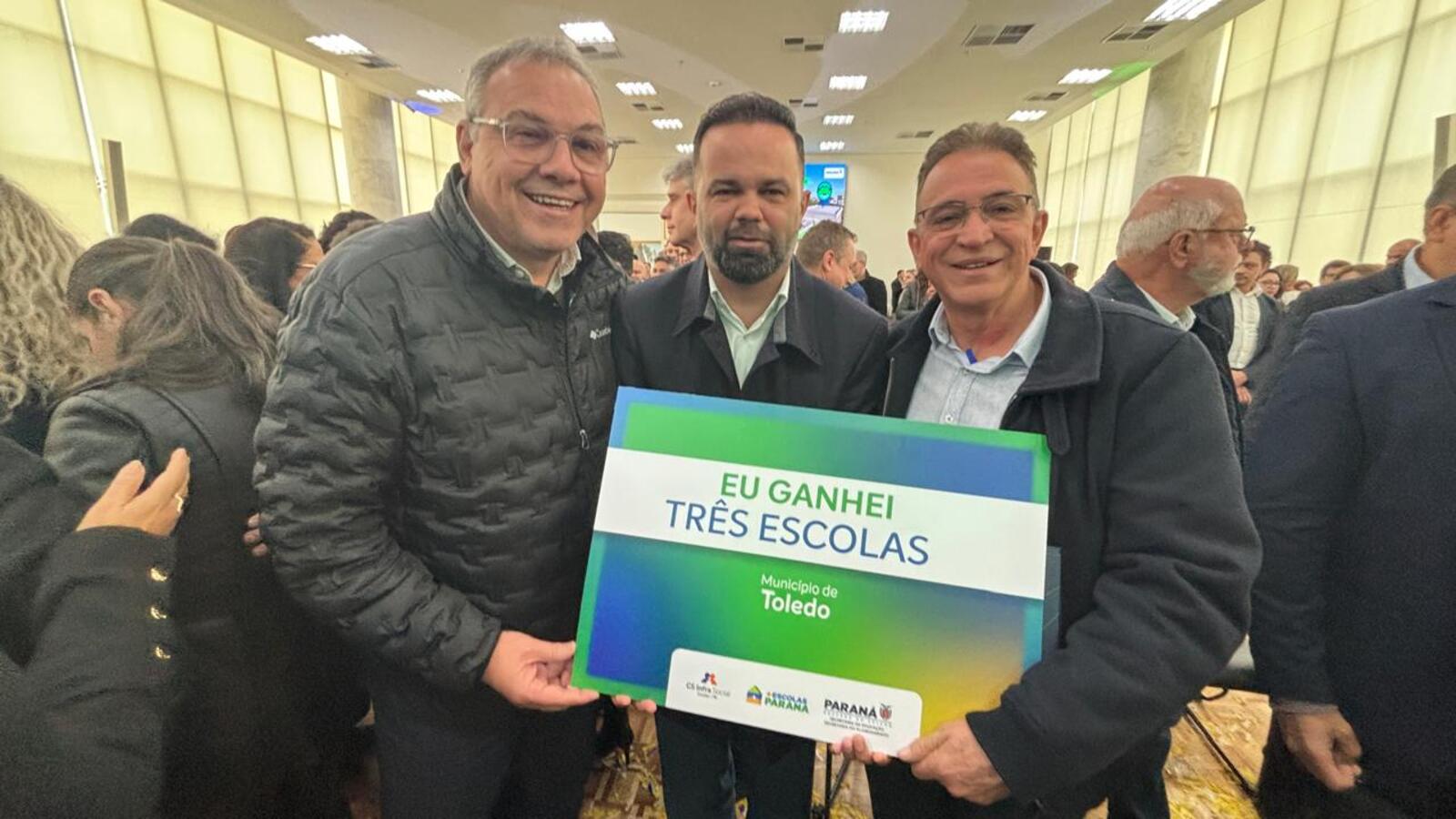 O governador Carlos Massa Ratinho Junior e o secretário da Educação, Roni Miranda, assinam nesta quarta-feira (24), o contrato do programa Mais Escolas Paraná