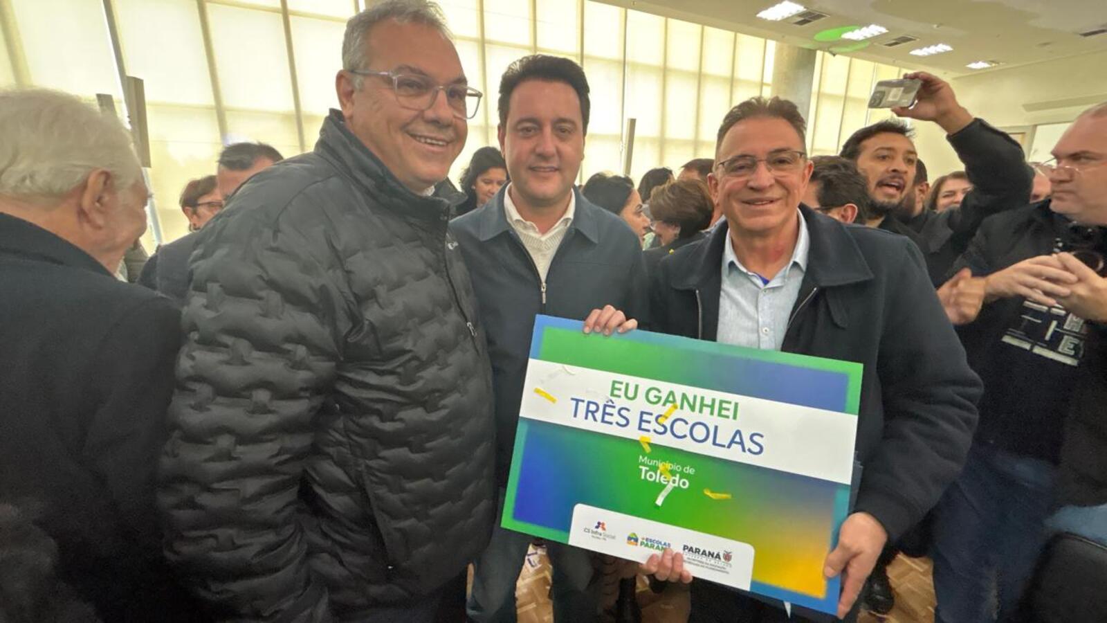 O governador Carlos Massa Ratinho Junior e o secretário da Educação, Roni Miranda, assinam nesta quarta-feira (24), o contrato do programa Mais Escolas Paraná
