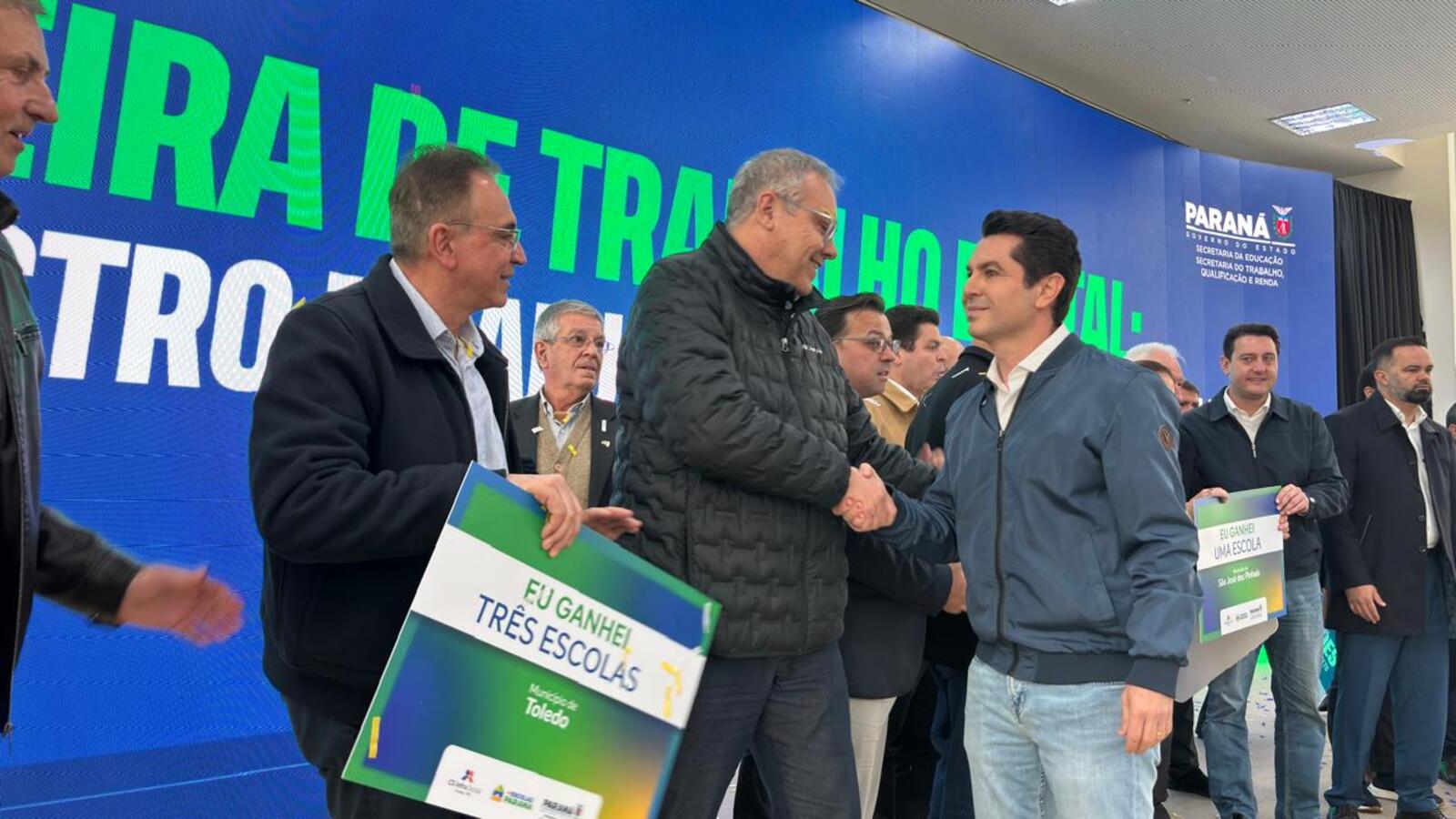 O governador Carlos Massa Ratinho Junior e o secretário da Educação, Roni Miranda, assinam nesta quarta-feira (24), o contrato do programa Mais Escolas Paraná