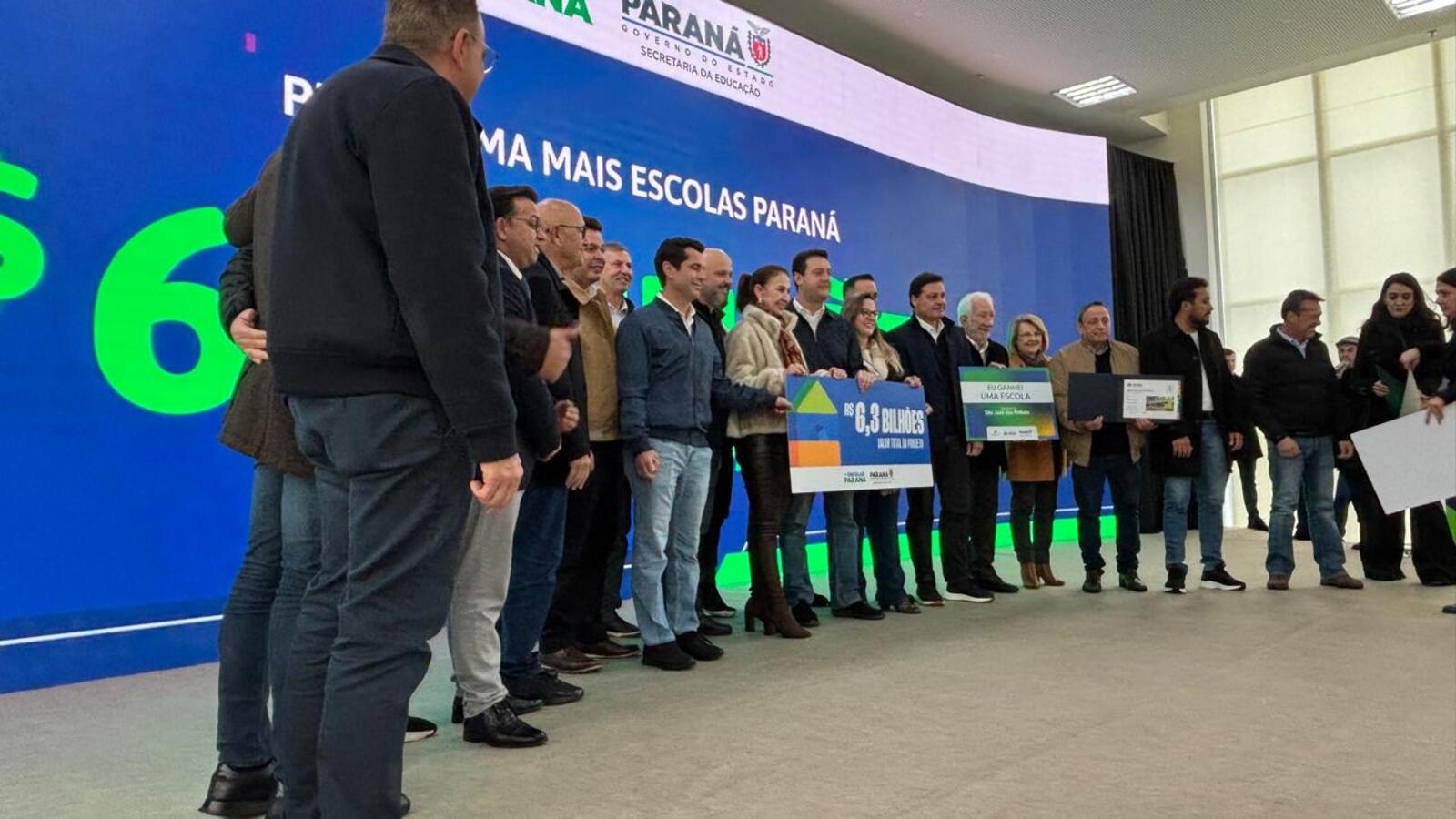 O governador Carlos Massa Ratinho Junior e o secretário da Educação, Roni Miranda, assinam nesta quarta-feira (24), o contrato do programa Mais Escolas Paraná