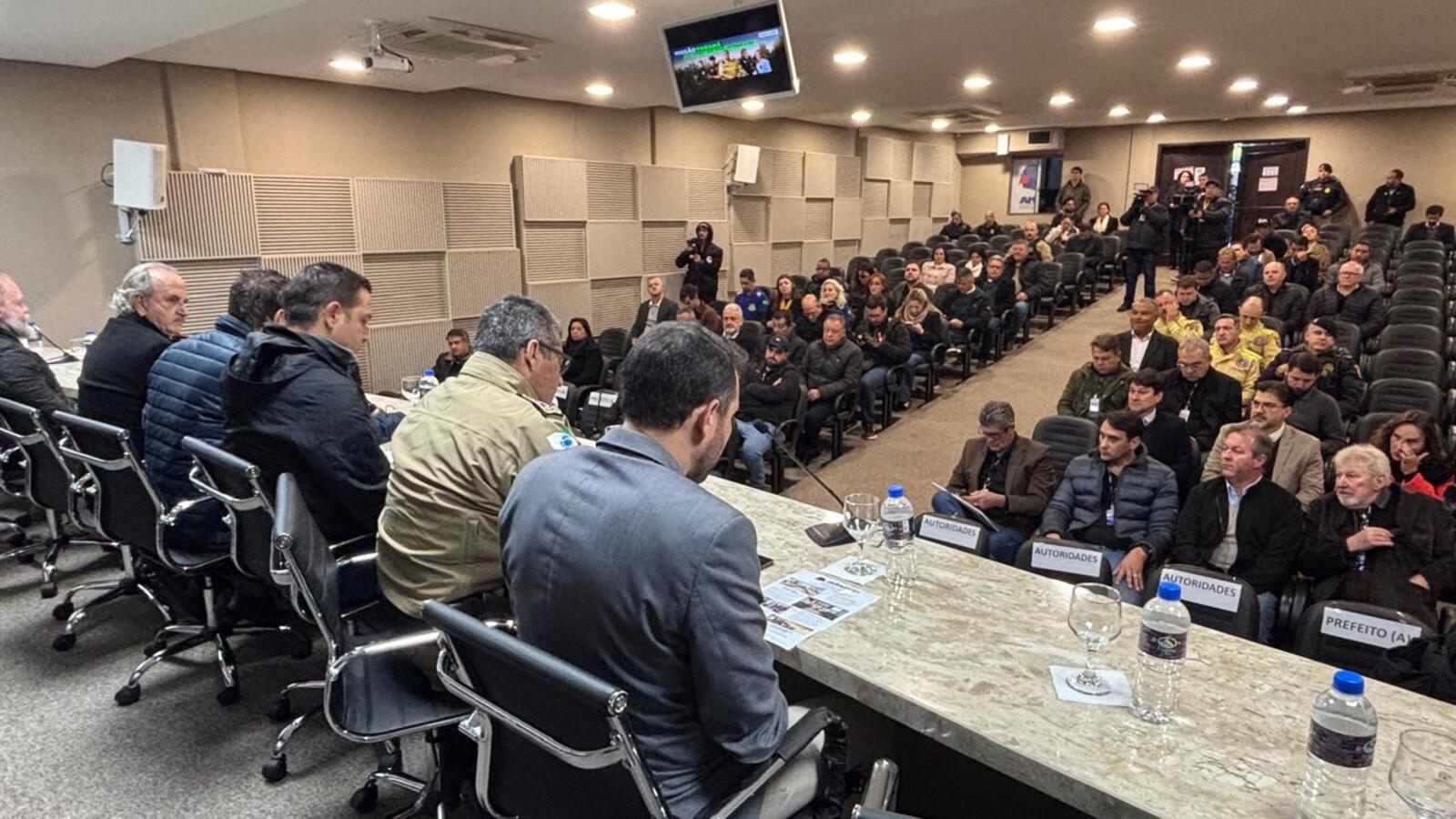 Prefeito Mario Costenaro participou do encontro e pediu informações sobre os recursos para construção da Delegacia Cidadã