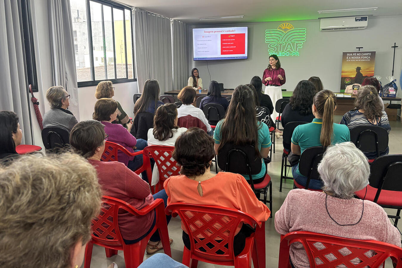 Evento da Secretaria Municipal da Mulher, nesta sexta (24), na sede do Staf, proporcionou tarde especial para o público feminino que reside no interior de Toledo