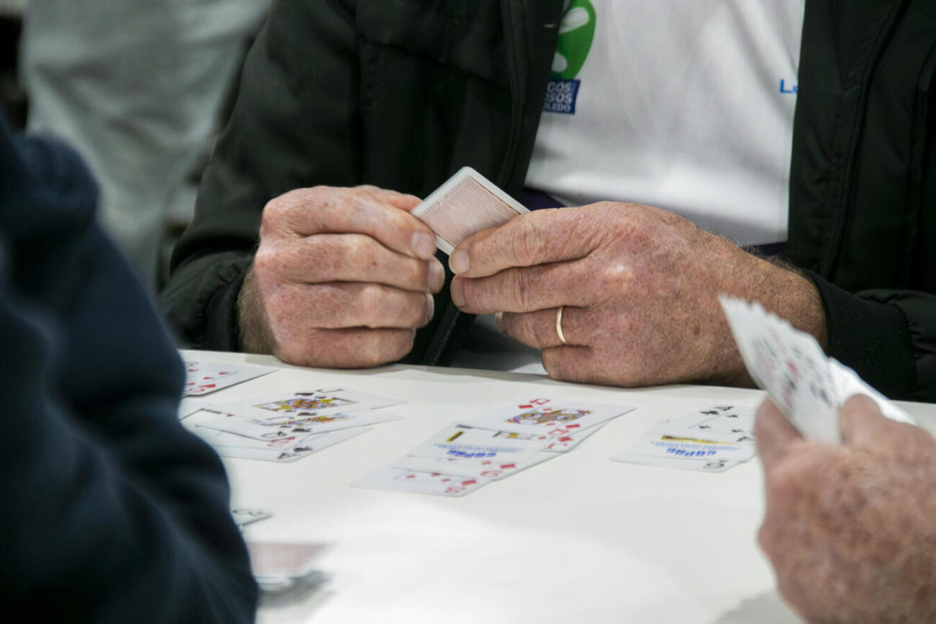 O torneio foi realizado na sexta-feira (10) na Associação dos Idosos da Vila Industrial e reuniu cerca 152 pessoas para participar da ação