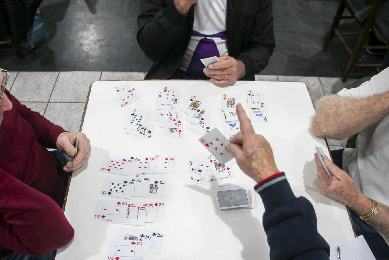 O torneio foi realizado na sexta-feira (10) na Associação dos Idosos da Vila Industrial e reuniu cerca 152 pessoas para participar da ação