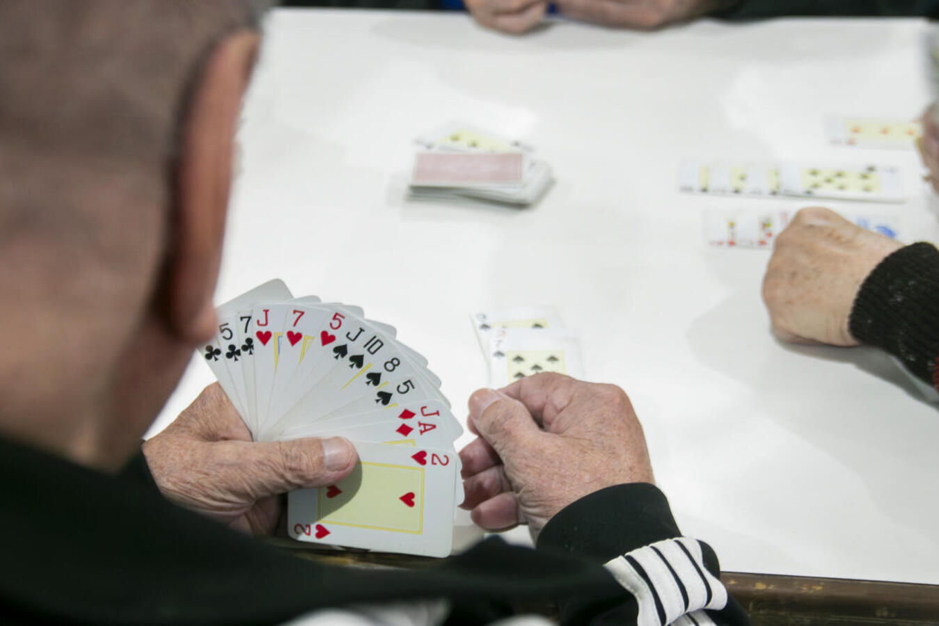 O torneio foi realizado na sexta-feira (10) na Associação dos Idosos da Vila Industrial e reuniu cerca 152 pessoas para participar da ação