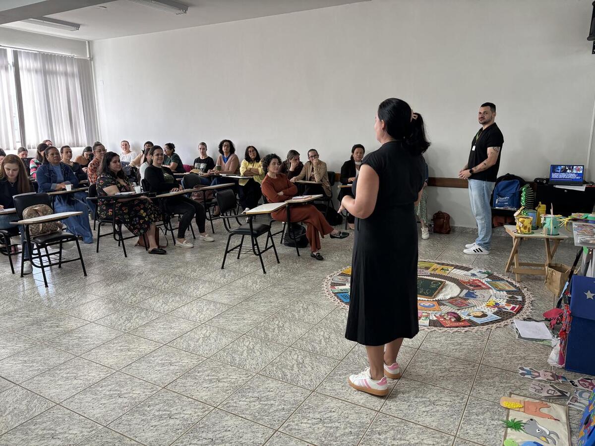 Capacitações ocorreram em diferentes locais do município e abordaram conteúdos específicos para cada área de atuação