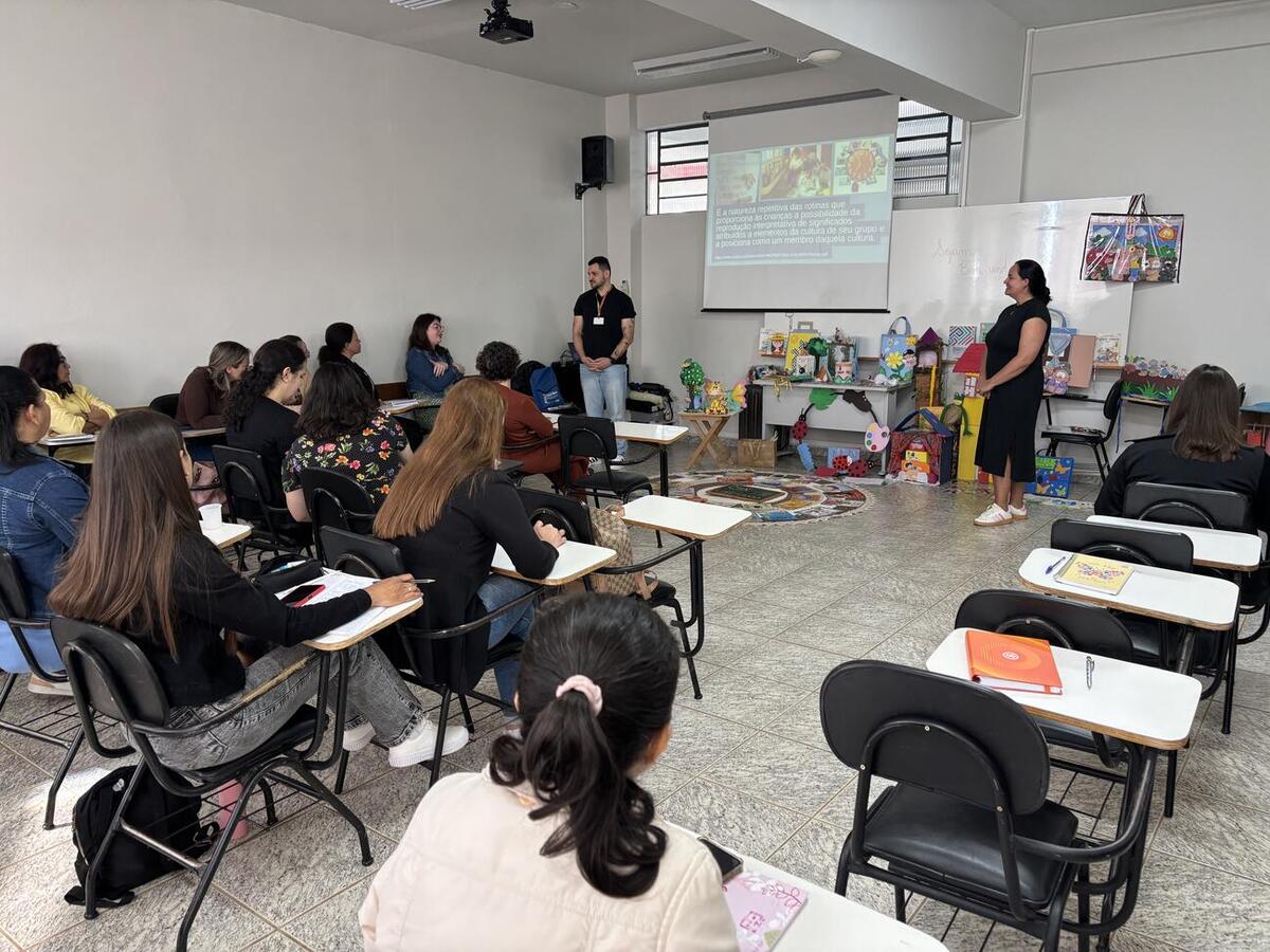 Capacitações ocorreram em diferentes locais do município e abordaram conteúdos específicos para cada área de atuação