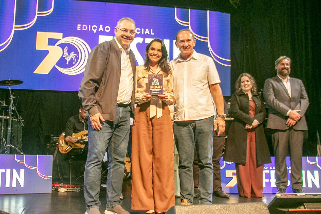 Ganhadores de troféus e prêmios em dinheiro foram conhecidos após grande final realizada no último sábado (25) no Teatro Municipal, que recebeu grande público