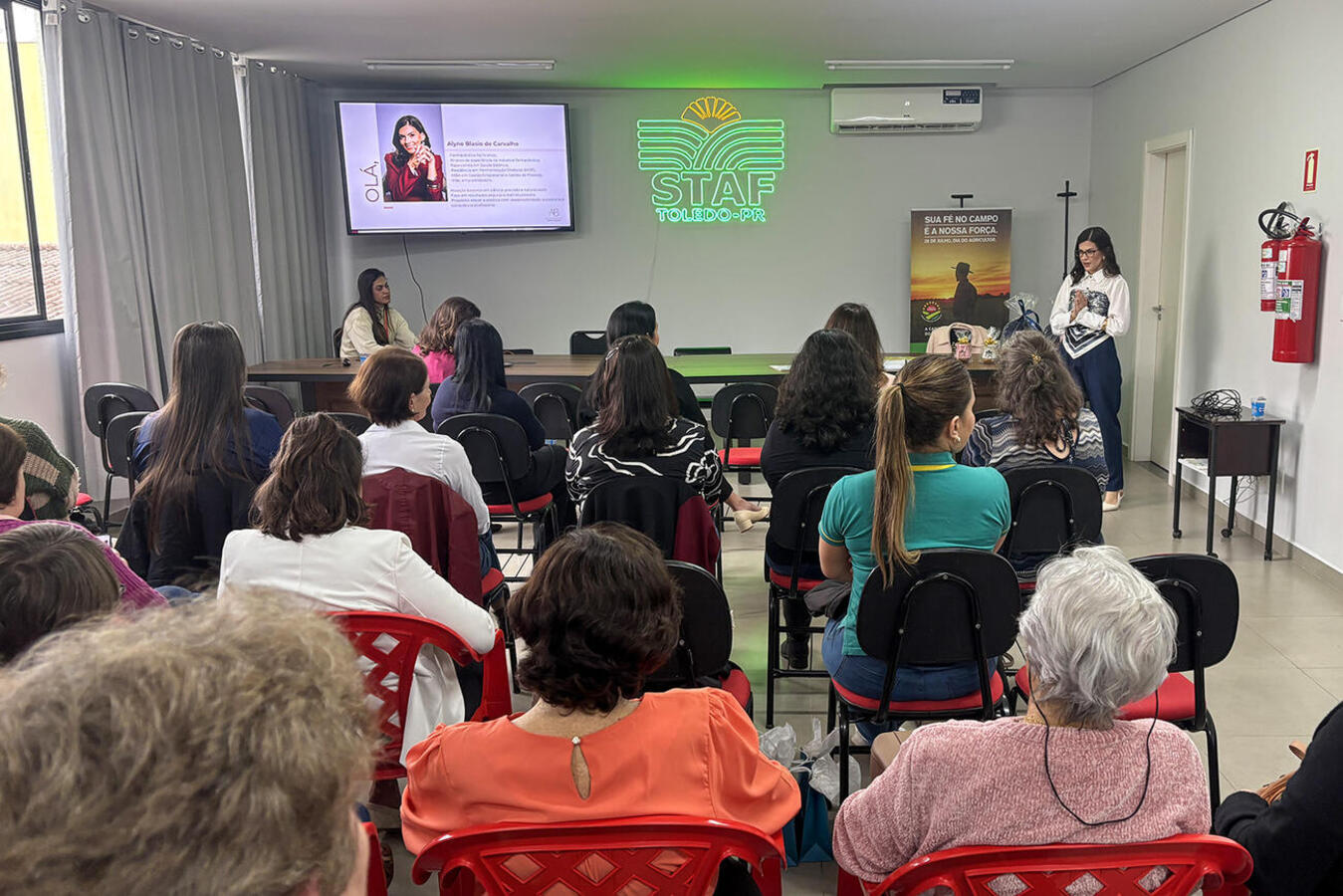 Evento da Secretaria Municipal da Mulher, nesta sexta (24), na sede do Staf, proporcionou tarde especial para o público feminino que reside no interior de Toledo