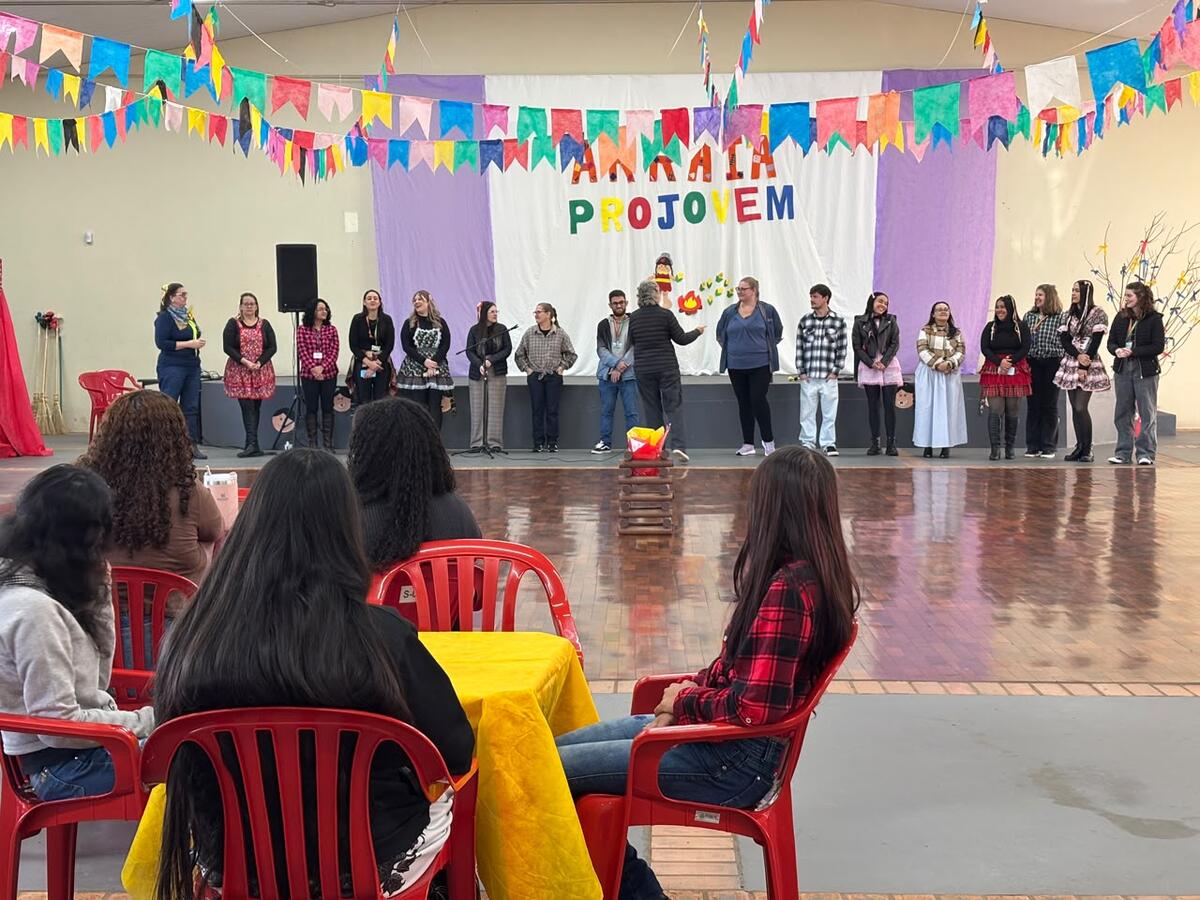 A Secretaria de Assistência Social realizou uma festa julina para a integração e socialização de jovens que participam dos serviços ofertados pela secretaria