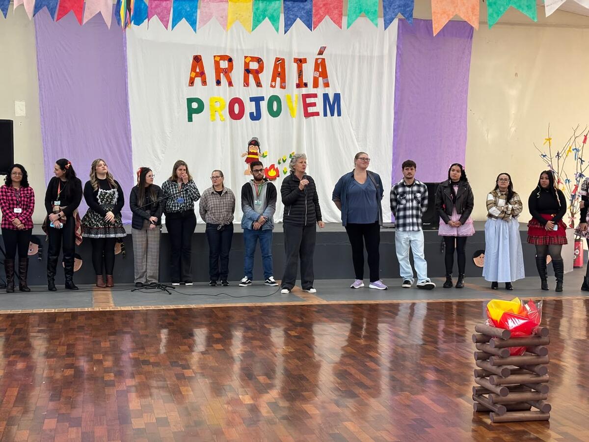 A Secretaria de Assistência Social realizou uma festa julina para a integração e socialização de jovens que participam dos serviços ofertados pela secretaria