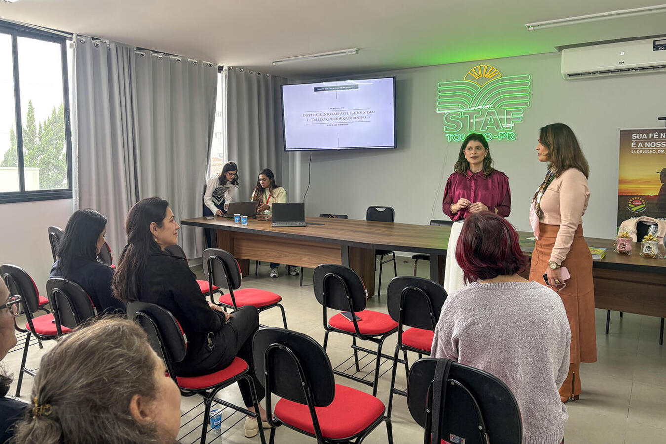 Evento da Secretaria Municipal da Mulher, nesta sexta (24), na sede do Staf, proporcionou tarde especial para o público feminino que reside no interior de Toledo