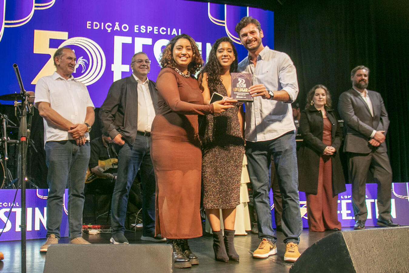 Ganhadores de troféus e prêmios em dinheiro foram conhecidos após grande final realizada no último sábado (25) no Teatro Municipal, que recebeu grande público